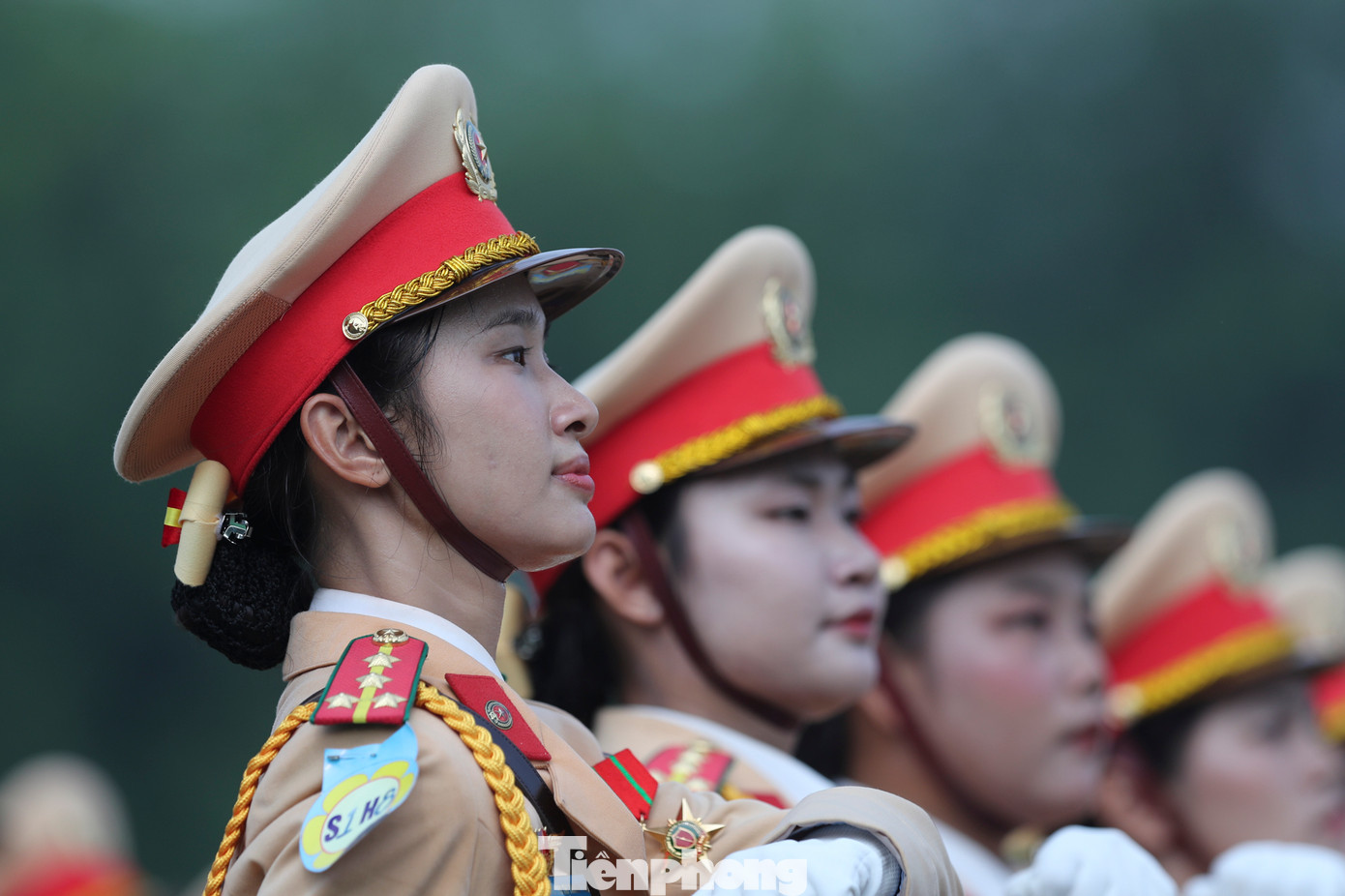 Trên khuôn mặt các cán bộ chiến sĩ mặc dù da sạm đi vì thời tiết, nhưng vẫn thể hiện được tinh thần vui tươi phấn khởi, ý chí quyết tâm cao.
