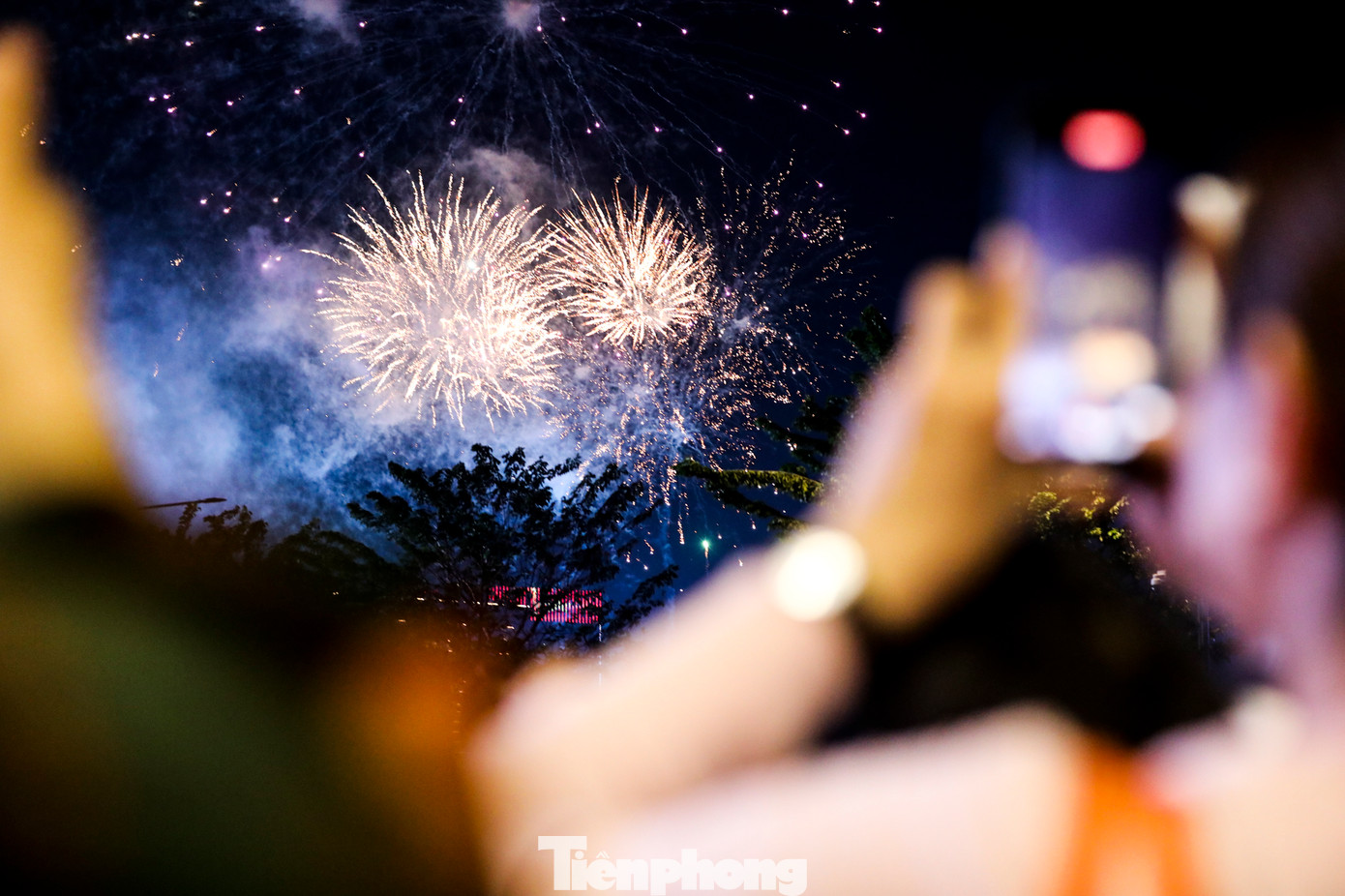 Rất đông người có mặt tại bến Bạch Đằng (quận 1) để ghi lại hình ảnh pháo hoa rực sáng trên bầu trời.