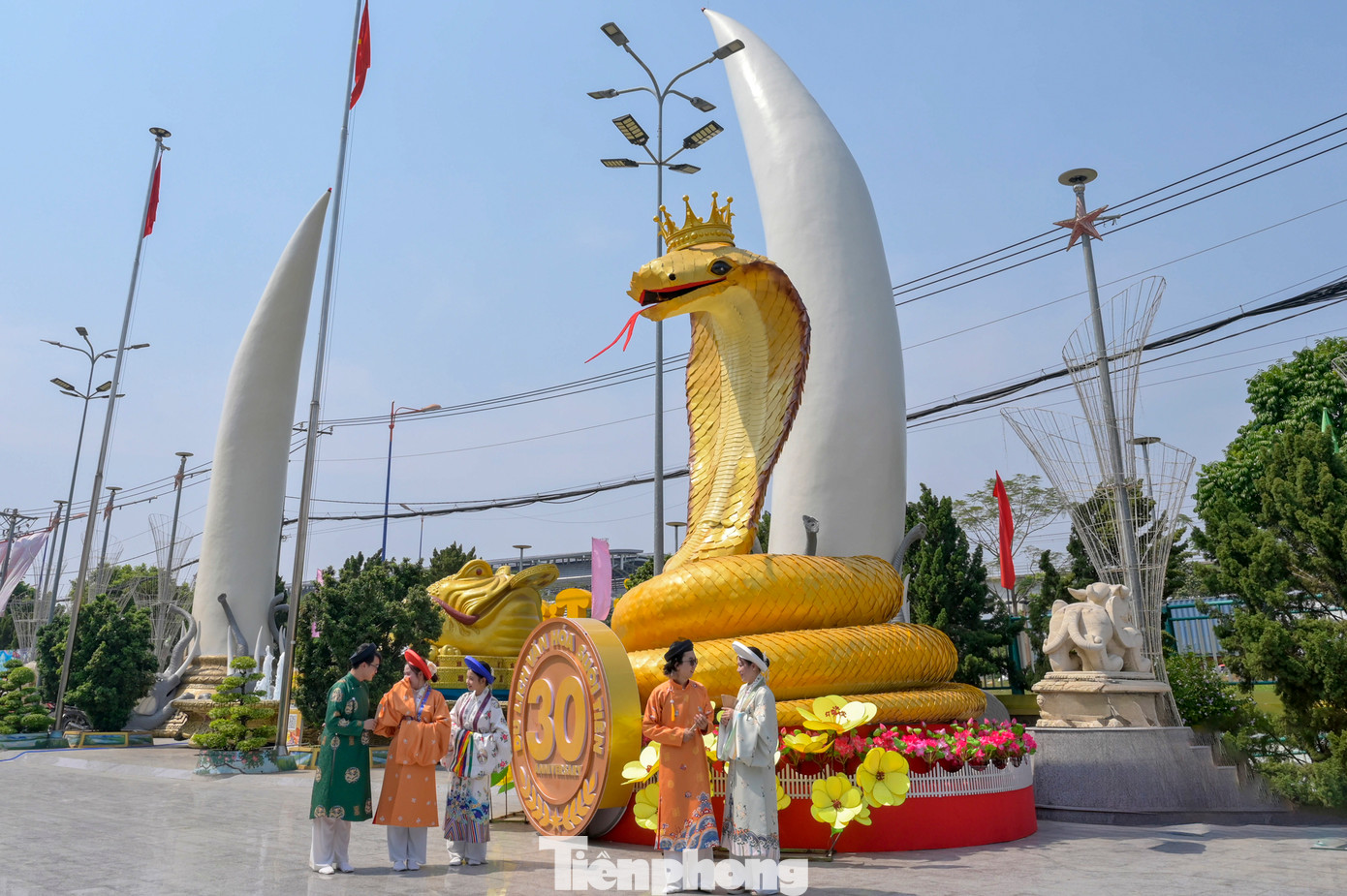 Tạo hình linh vật Tỵ tại Suối Tiên cũng là điểm thu hút du khách đến tham quan.