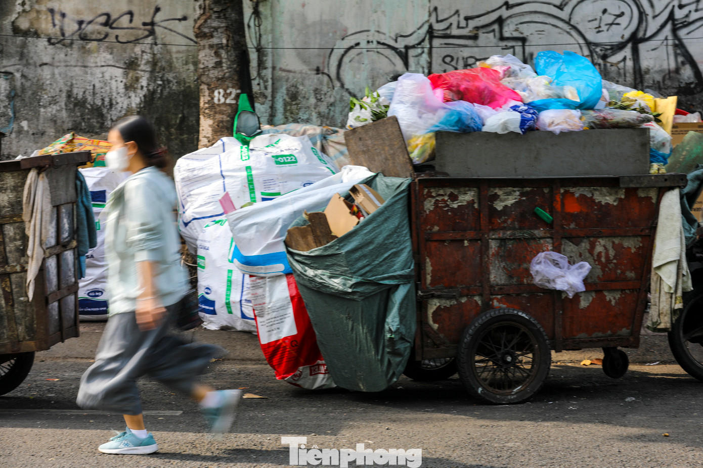 Trên những chiếc xe thu gom, rác đầy tràn ngoài dù được che phủ bằng tấm vải mỏng nhưng vẫn không hạn chế được mùi hôi.
