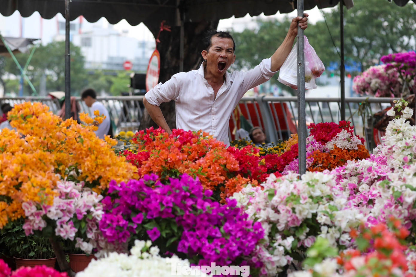 Nhiều tiểu thương mệt mỏi khi phải thức nhiều đêm để bán hoa và trông giữ hàng.