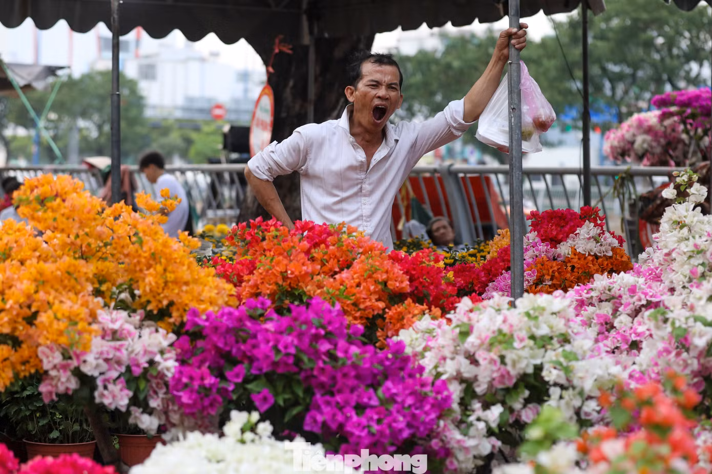Nhiều tiểu thương mệt mỏi khi phải thức nhiều đêm để bán hoa và trông giữ hàng.
