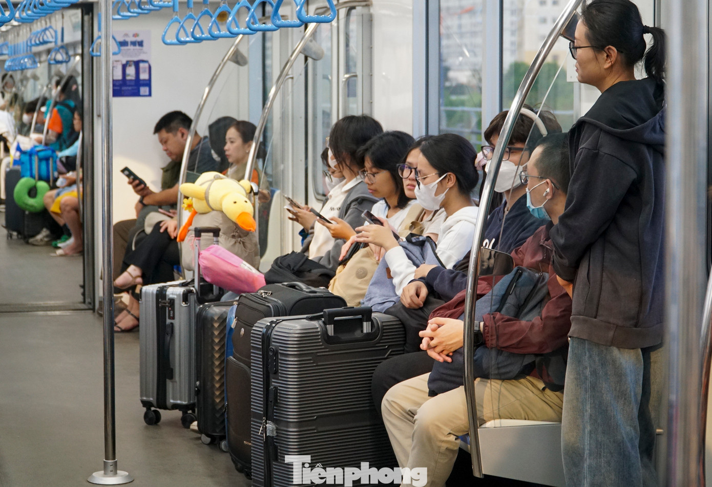 &quot;Chọn đi metro sẽ nhanh và đúng giờ hơn so với đi xe ôm công nghệ. Tôi có thể chủ động để đi lại trong dịp này mà không sợ trễ chuyến xe đã đặt trước đó&quot;, anh Tùng chia sẻ.