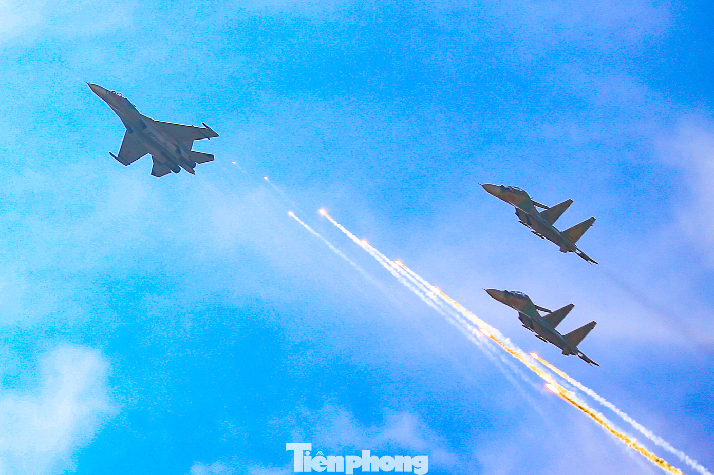 Tiếp đó là màn trình diễn của 7 tiêm kích Su-30MK2 từ Biên Hòa bay vào TPHCM. Sau khi lượn qua khu vực trung tâm thành phố, nơi diễu binh trên đường Lê Duẩn, Dinh Thống Nhất, dàn tiêm kích vòng ra dọc sông Sài Gòn phía Thủ Thiêm. Khi đến tòa nhà Bitexco, 3 chiếc tách nhóm chao lượn và phóng bẫy nhiệt.