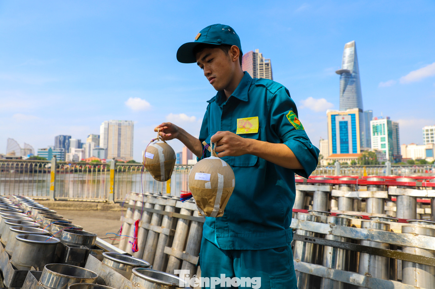 Trưa 29 Tết, tại công viên hầm vượt sông Sài Gòn, công tác chuẩn bị các giàn pháo diễn ra khẩn trương và đảm bảo an toàn. Trưa 29 Tết, tại công viên hầm vượt sông Sài Gòn, công tác chuẩn bị các giàn pháo diễn ra khẩn trương và đảm bảo an toàn.