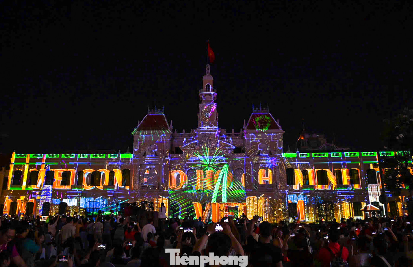 Người dân xem trình diễn ánh sáng 3D Mapping ở mặt tiền trụ sở HĐND và UBND TPHCM.
