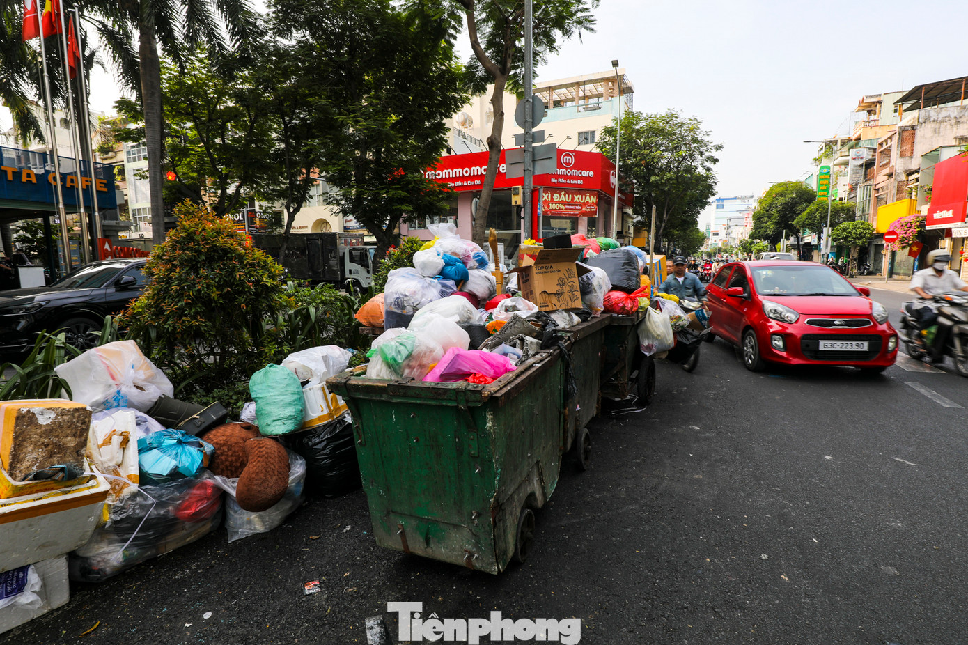 Gần 10h trưa 27/1 (tức 28 tháng Chạp), PV báo Tiền Phong ghi nhận trên nhiều tuyến đường ở TPHCM, rất nhiều xe thu gom chứa đầy ắp rác thải xếp hàng dài trên đường.