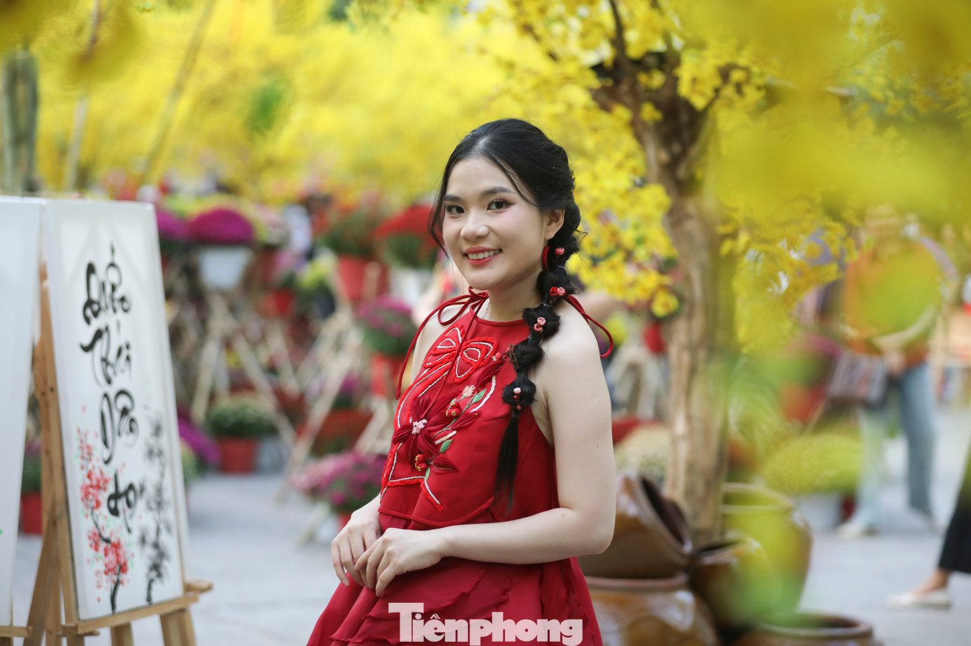 Bạn Nhi (ngụ quận Bình Thạnh) chia sẻ: "Năm nay không gian trưng bày tái hiện các làng nghề truyền thống khá bắt mắt. Trong những ngày tới, em sẽ cùng gia đình và bạn bè đến đây để lưu lại những tấm ảnh đẹp nhân dịp Tết cổ truyền đang cận kề".