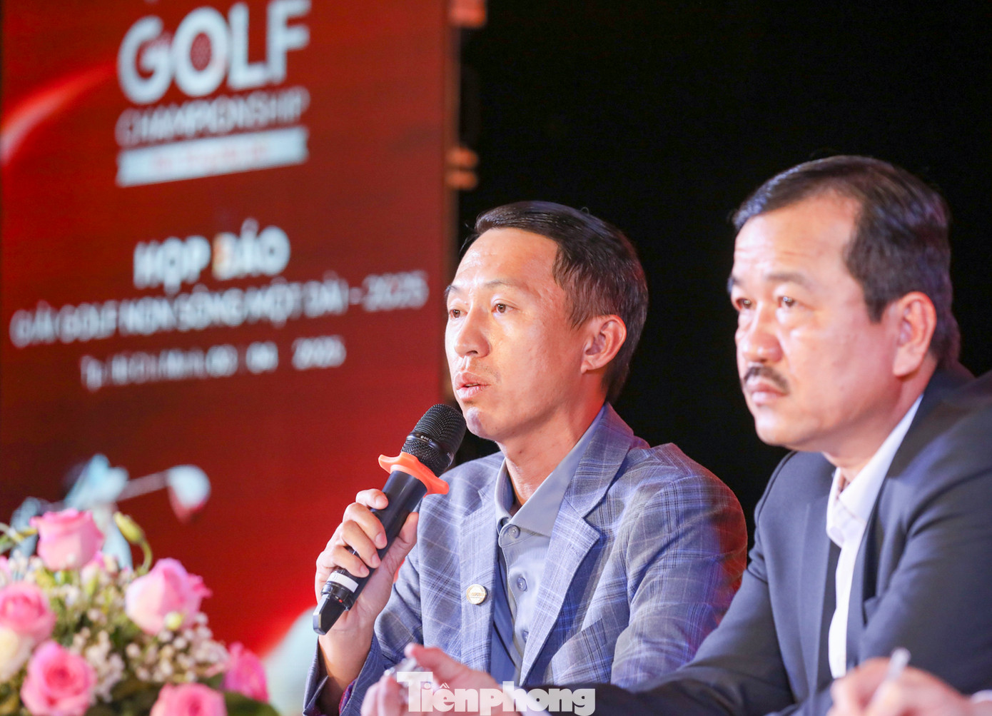 Từng thành viên trong Ban tổ chức lần lượt giải đáp những thắc mắc của các nhà báo. Phát biểu kết thúc họp báo, nhà báo Phùng Công Sưởng - Tổng Biên tập báo Tiền Phong, Trưởng Ban tổ chức Giải Tiền Phong Golf Championship - Non sông một dải, nói: &quot;Chúng tôi mong tiếp tục nhận được sự chia sẻ của quý vị lãnh đạo các cơ quan, ban, ngành Trung ương và TPHCM; đồng thời cũng mong nhận được sự hỗ trợ, truyền thông của các cơ quan báo chí. Chúng tôi cũng mong muốn nhận được sự đồng hành quý báu của doanh nghiệp, nhà tài trợ để giải đấu có thêm điều kiện tổ chức thành công và thực hiện được những nghĩa cử cao đẹp&quot;.