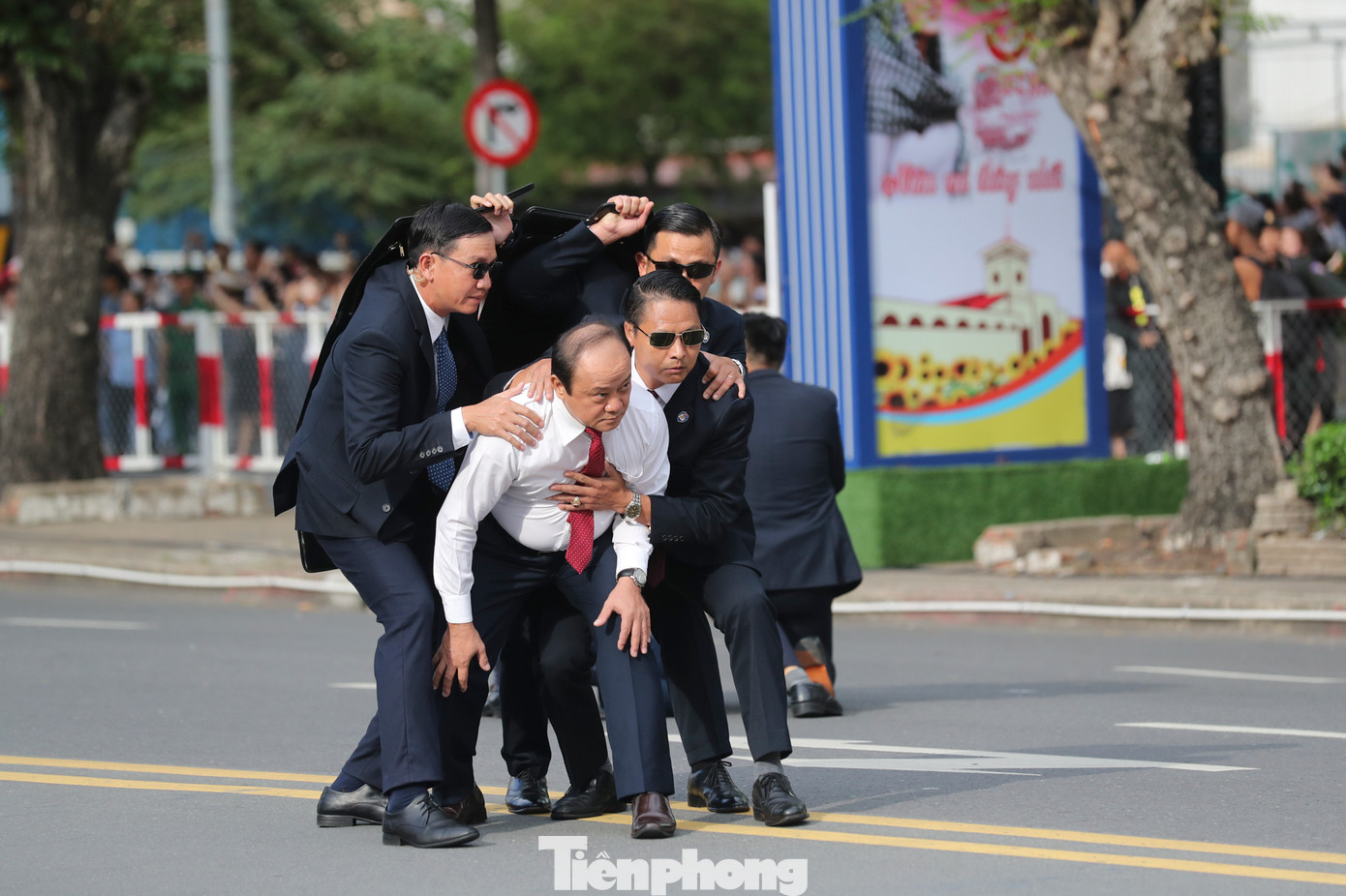 Lực lượng cảnh vệ tổ chức diễn tập tình huống giả định bảo vệ yếu nhân trước một vụ tấn công khủng bố. Ảnh: Duy Anh.