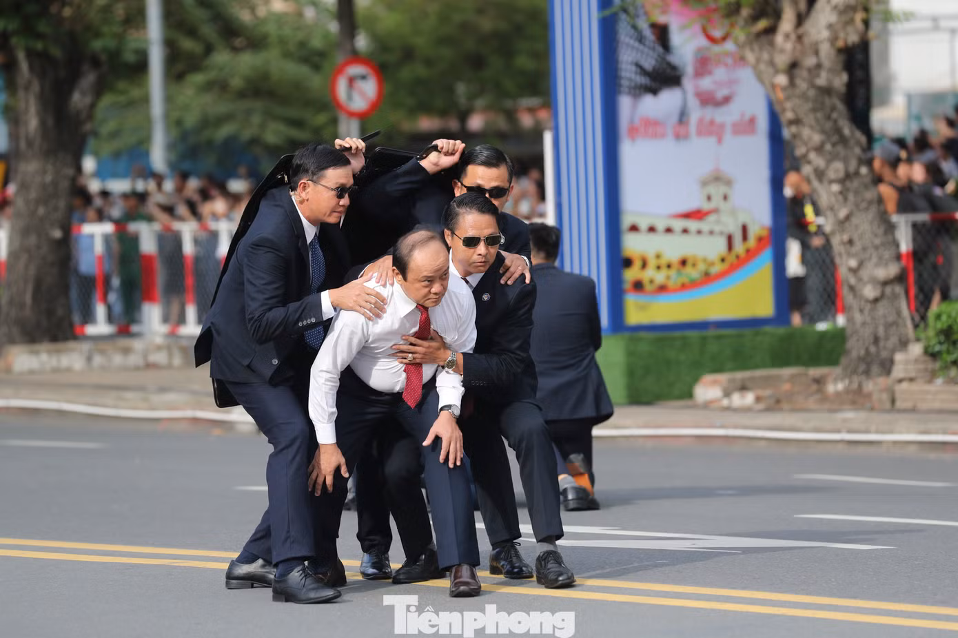 Lực lượng cảnh vệ tổ chức diễn tập tình huống giả định bảo vệ yếu nhân trước một vụ tấn công khủng bố. Ảnh: Duy Anh.