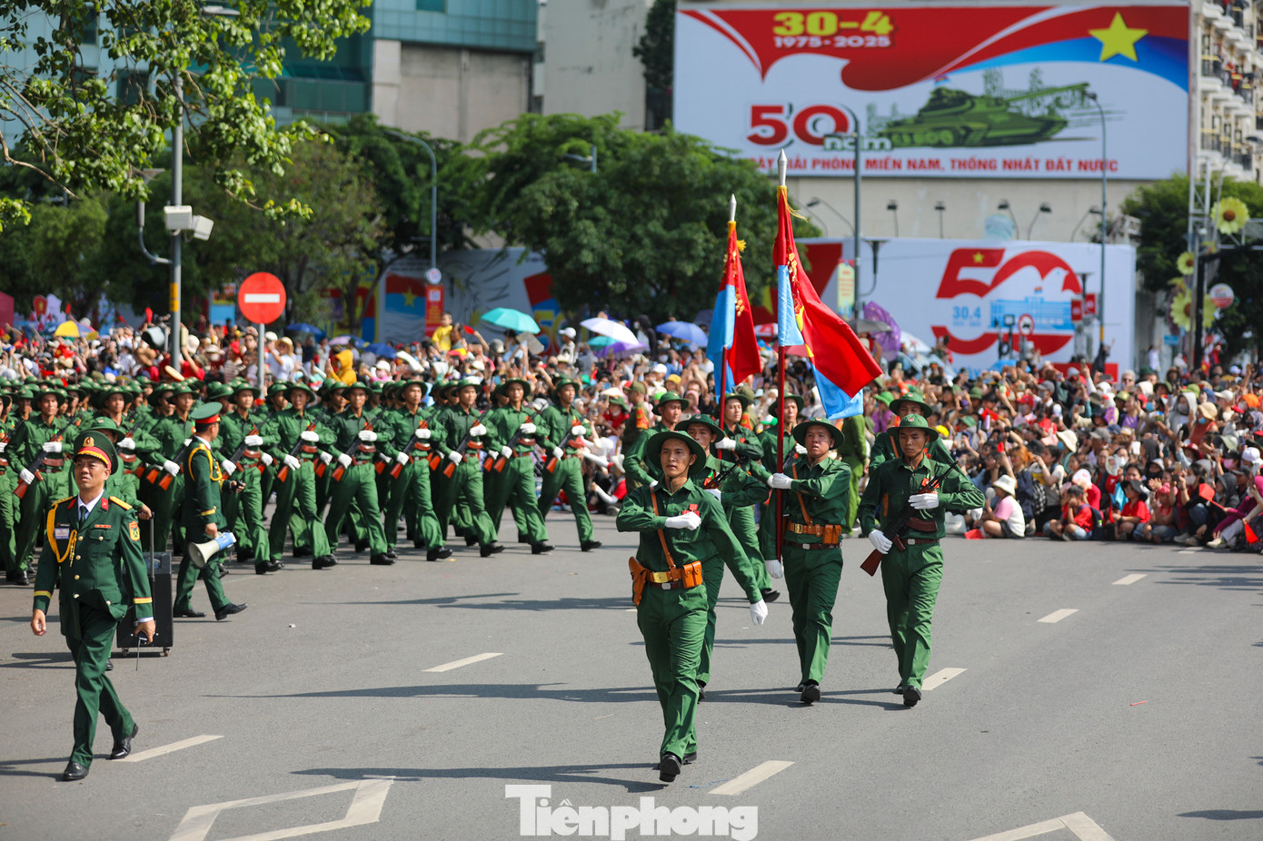 Chỉ cách nhau vài bước chân, người dân có thể tận mắt nhìn rõ khuôn mặt của từng chiến sĩ đang bước đều.