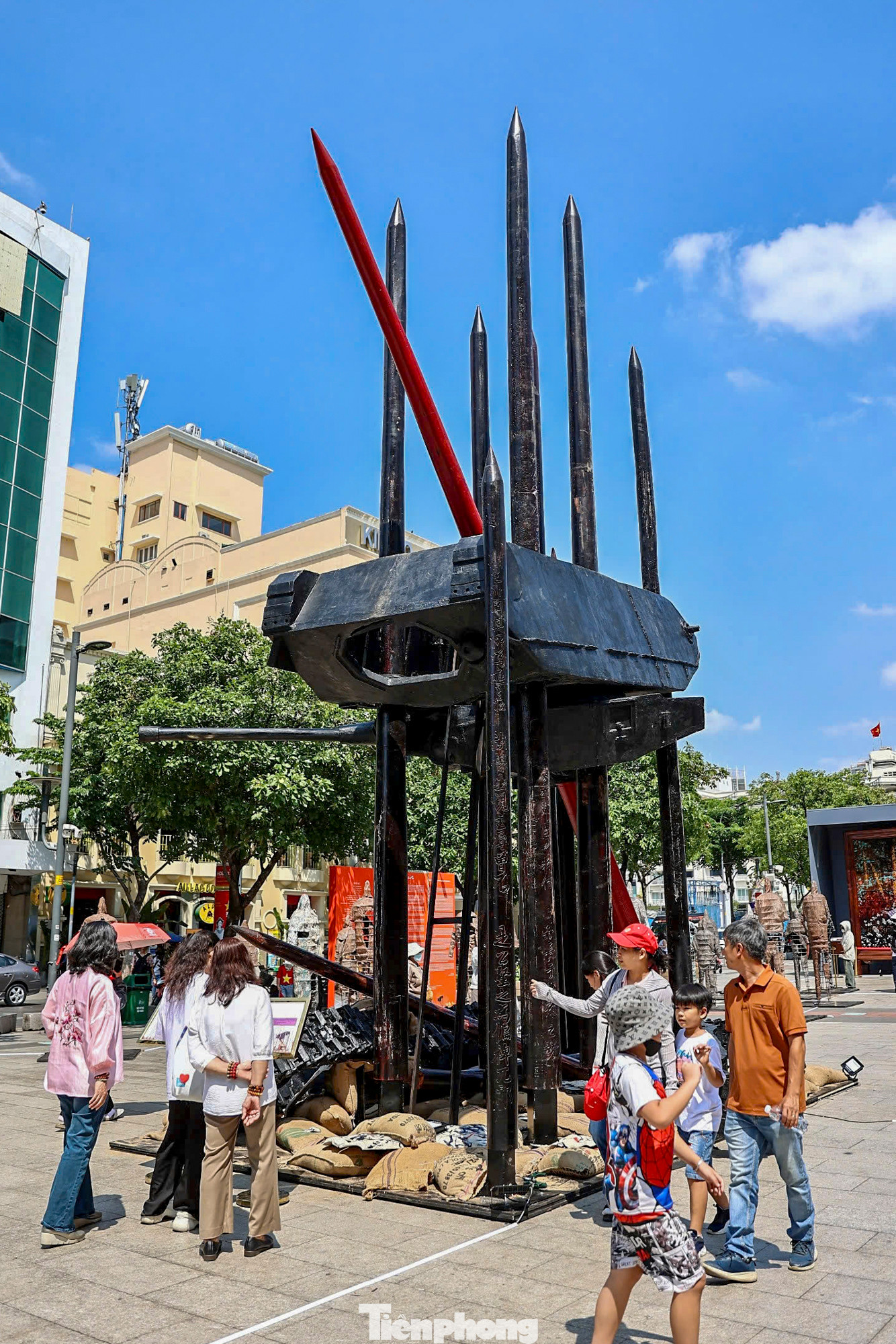 Điểm nhấn tại triển lãm là khu trưng bày bãi cọc Bạch Đằng và mô hình xe tăng treo ngược. Xe tăng được tái hiện là M24-CHAFFEE, do Mỹ viện trợ cho Pháp năm 1953, hiện nằm tại cánh đồng Mường Thanh, Điện Biên. Xe làm bằng sắt và composite tỷ lệ 1:1, nặng khoảng ba tấn, gợi nhớ về chiến thắng Điện Biên Phủ năm 1954.