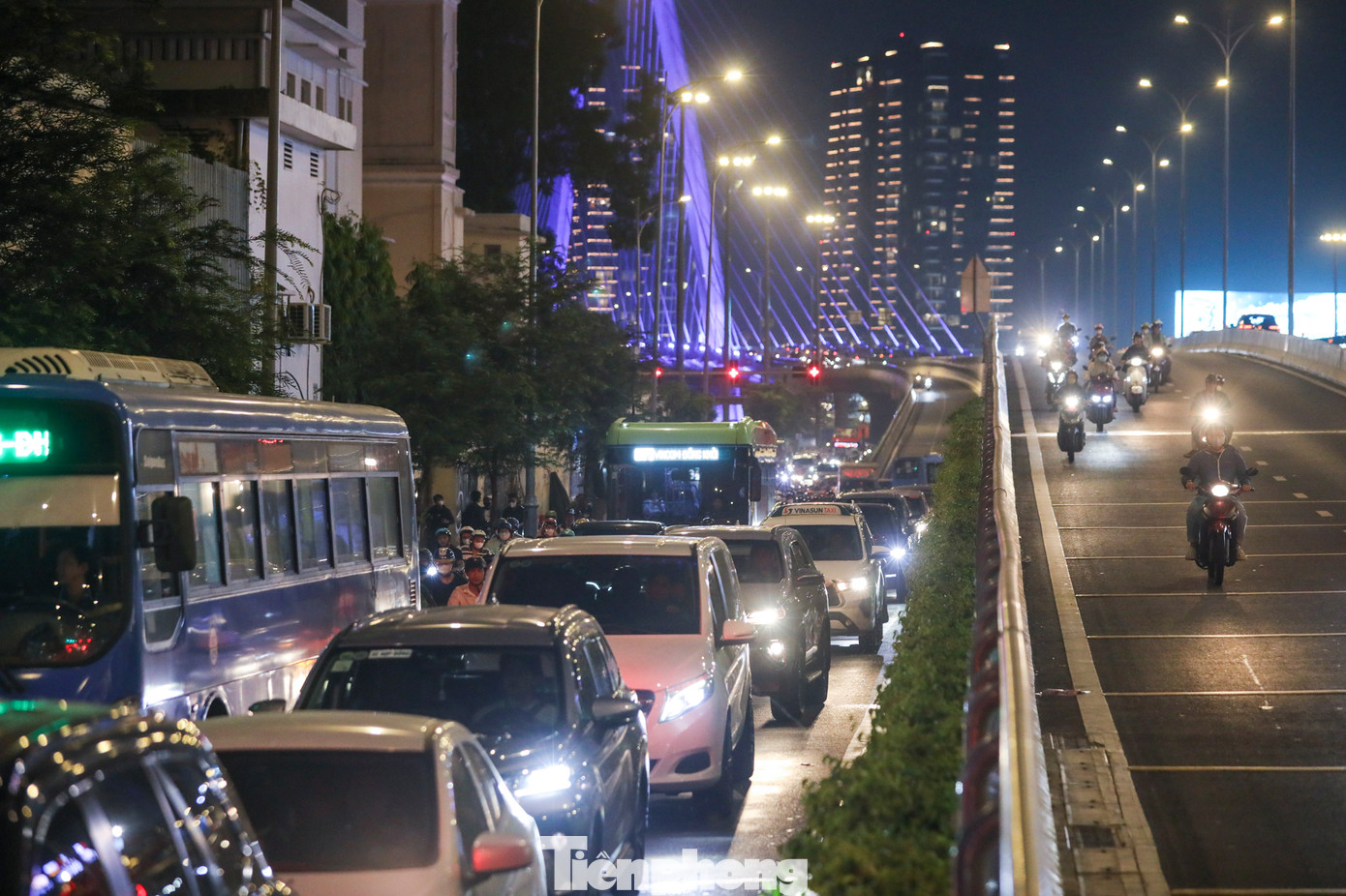 Phương án lắp biển báo cho xe rẽ phải hoặc đi thẳng khi đèn đỏ cũng được TPHCM áp dụng ở một số giao lộ, dựa trên đặc thù về lưu lượng xe, các hướng rẽ qua nút giao nhằm hạn chế ùn tắc. Việc áp dụng chủ yếu cho xe máy. Phương án lắp biển báo cho xe rẽ phải hoặc đi thẳng khi đèn đỏ cũng được TPHCM áp dụng ở một số giao lộ, dựa trên đặc thù về lưu lượng xe, các hướng rẽ qua nút giao nhằm hạn chế ùn tắc. Việc áp dụng chủ yếu cho xe máy.