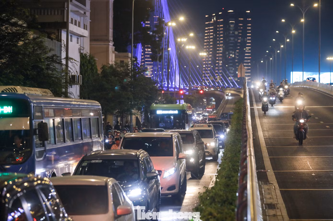 Phương án lắp biển báo cho xe rẽ phải hoặc đi thẳng khi đèn đỏ cũng được TPHCM áp dụng ở một số giao lộ, dựa trên đặc thù về lưu lượng xe, các hướng rẽ qua nút giao nhằm hạn chế ùn tắc. Việc áp dụng chủ yếu cho xe máy.