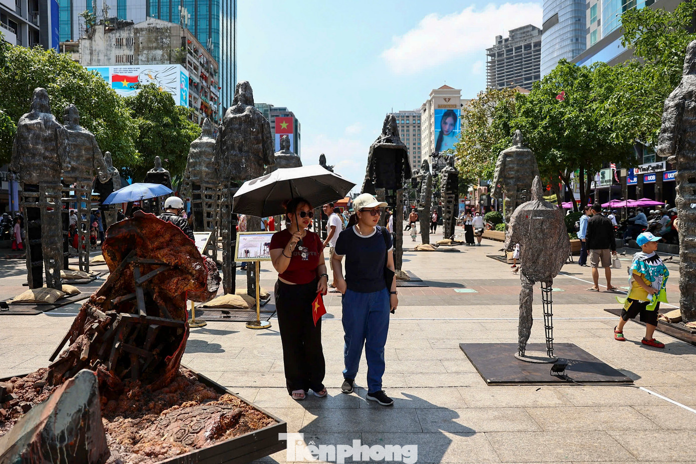 Triển lãm ngoài trời trưng bày các tác phẩm, mô hình phản ánh cuộc chiến chống quân xâm lược của dân tộc Việt Nam, từ chiến thắng Bạch Đằng đến đại thắng mùa xuân 1975, thu hút nhiều khách tham quan trong và ngoài nước.