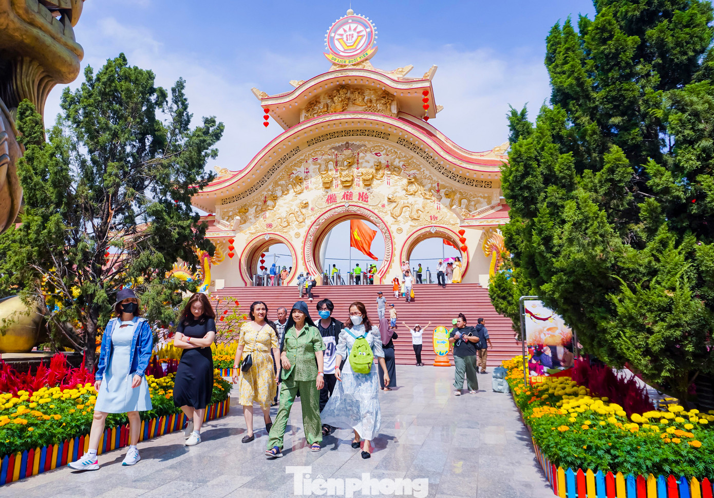 Những ngày đầu kỳ nghỉ Tết Ất Tỵ, Suối Tiên đón lượng lớn du khách tham quan.