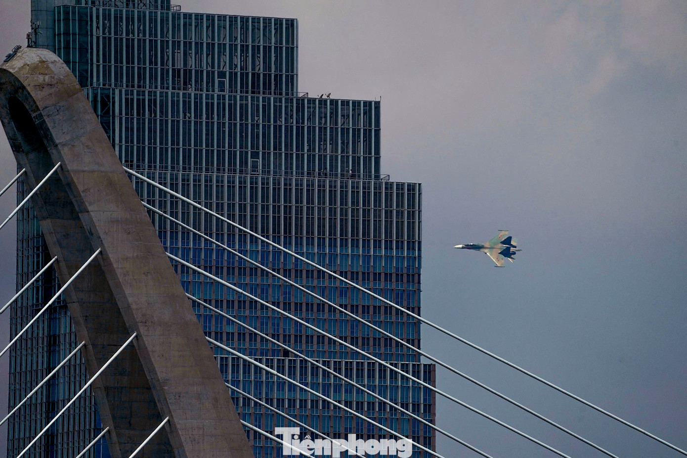 Những màn nhào lộn điêu luyện, đẹp mắt trên bầu trời đã thu hút sự chú ý của người dân TPHCM.