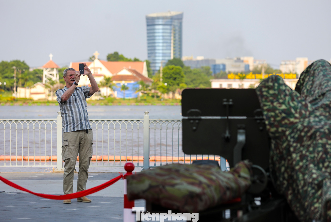 Nhiều người dân, du khách nước ngoài dừng chân chụp ảnh các khẩu đại bác.