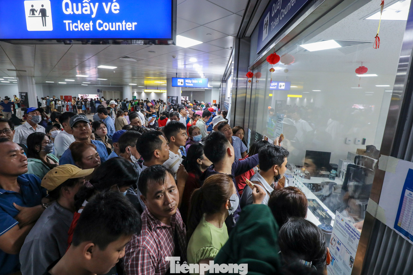 Người dân xếp hàng mua vé để đi tàu metro số 1 TPHCM trong dịp Tết nguyên đán 2025. Ảnh: Duy Anh
