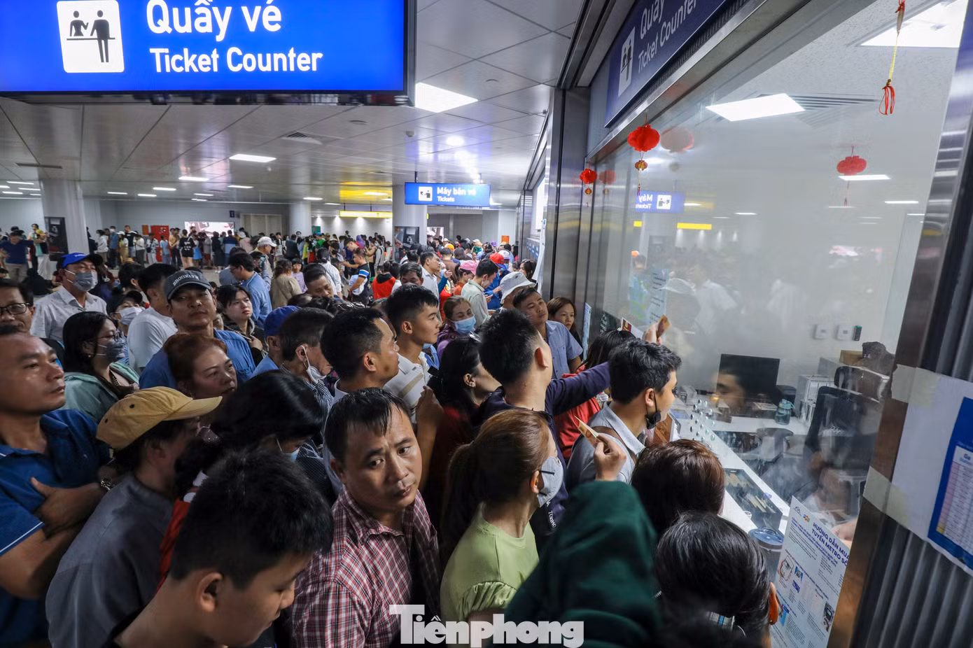 Từ trưa mùng 3, các nhà ga đều rồng rắn khách xếp hàng chờ mua vé, xếp hàng chờ lên tàu.