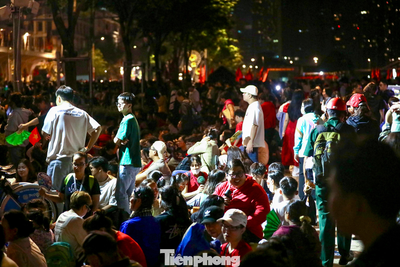Theo ghi nhận của Tiền Phong, lúc 2h sáng ngày 27/4, khu vực bến Bạch Đằng gần như chật kín người.