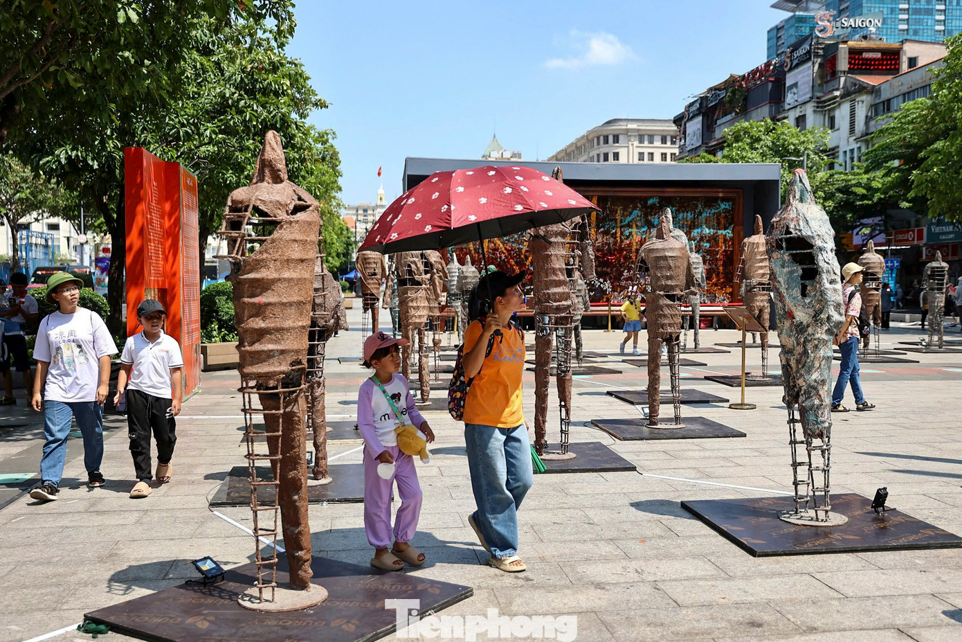 Triển lãm gồm 3 khu chính là khu trung tâm phố đi bộ Nguyễn Huệ, khu vực bên tay trái hướng nhìn ra sông Sài Gòn tiếp giáp phố Mạc Thị Bưởi và khu bên tay phải tiếp giáp phố Tôn Thất Thiệp, Huỳnh Thúc Kháng. Tổng diện tích triển lãm 2.054 m2, trong đó chiều dài 79 m, rộng 26 m.
