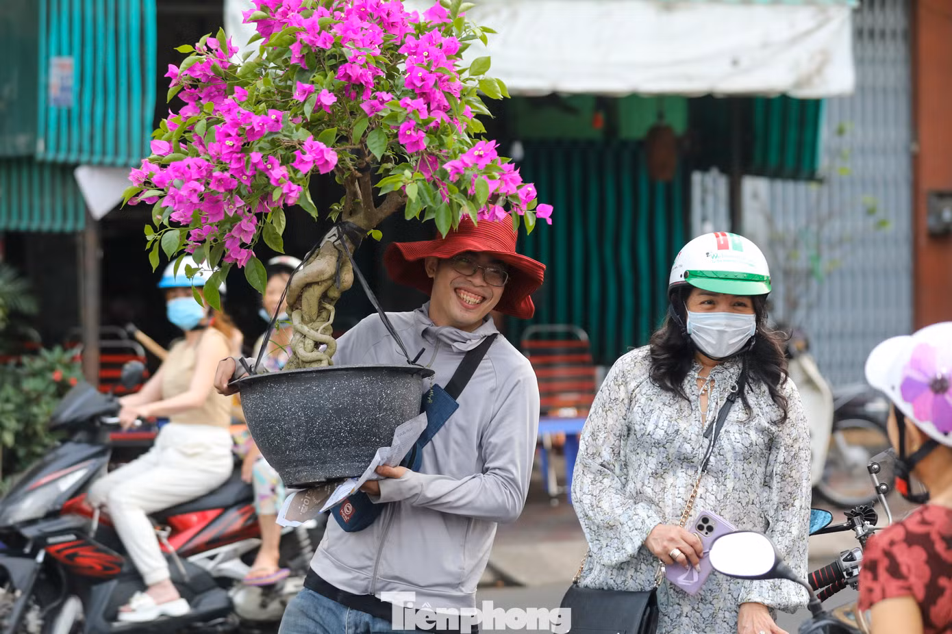 Chậu hoa giấy rực rỡ sắc màu được cô Tâm (ở quận 8) chọn mua chưng Tết.