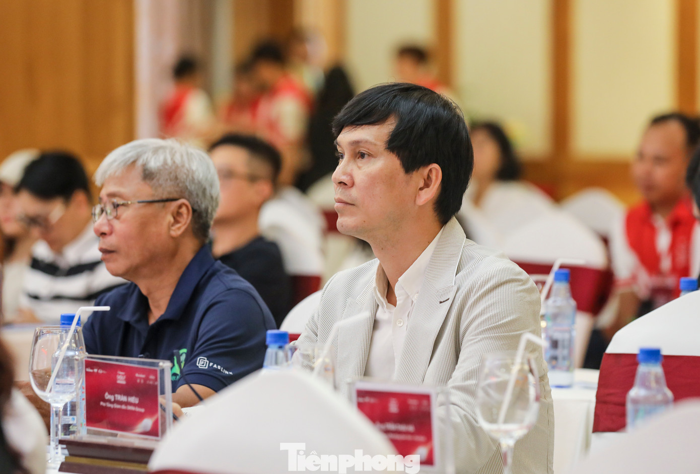 Đông đảo các nhà báo tham dự buổi họp báo.