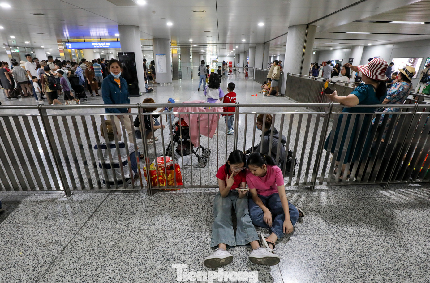 Lượng khách tập trung về vui chơi quá lớn, trong đó nhiều khách chọn đi tàu Metro số 1 khiến các chuyến tàu từ sáng sớm luôn trong tình trạng quá tải, kẹt cứng.
