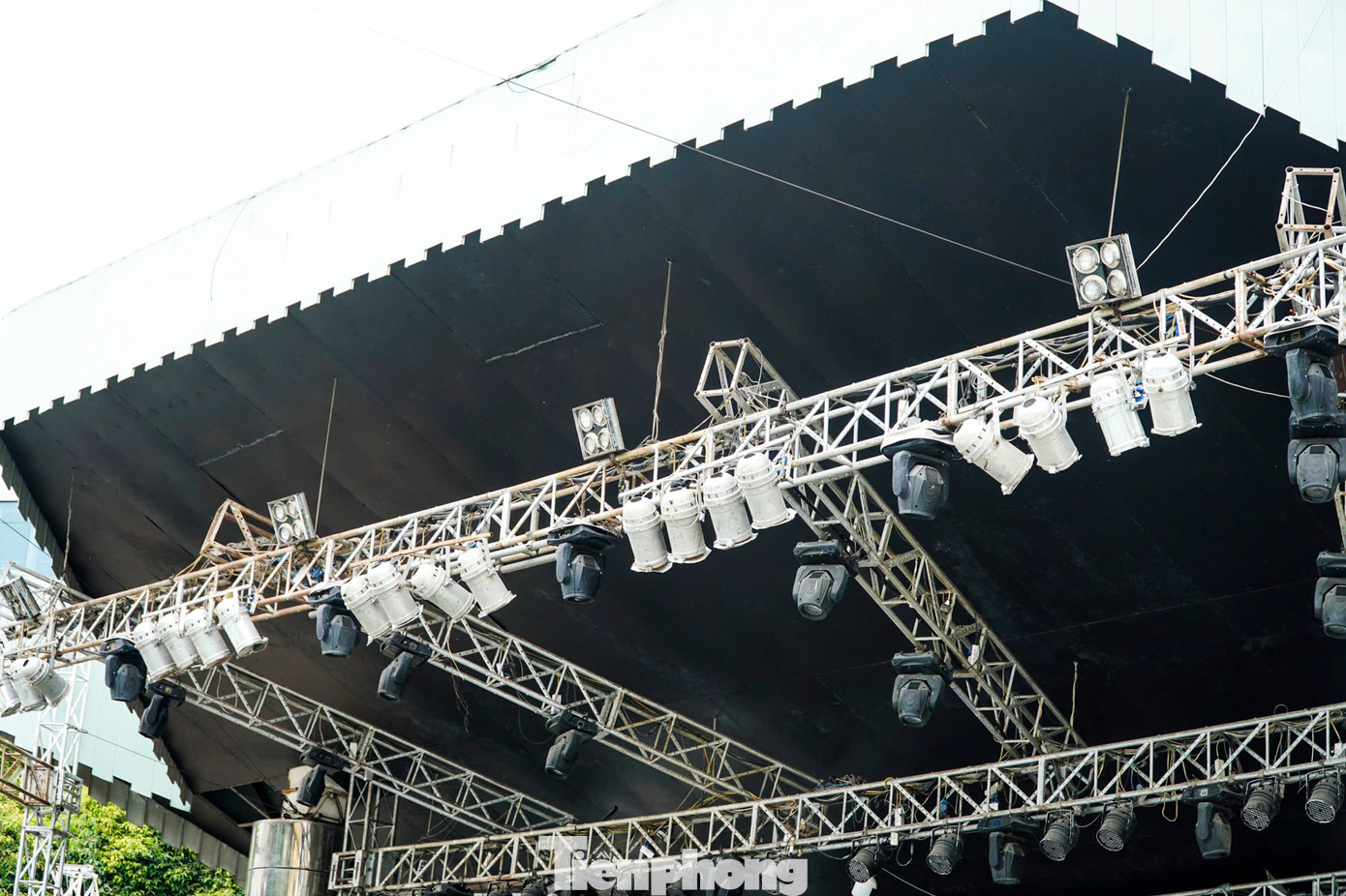 Ngoài cơ sở vật chất hiện xuống cấp trầm trọng, nhiều hạng mục đã hỏng nặng, không đáp ứng được việc tổ chức các show diễn.