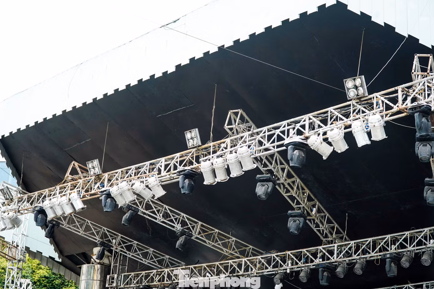 Ngoài cơ sở vật chất hiện xuống cấp trầm trọng, nhiều hạng mục đã hỏng nặng, không đáp ứng được việc tổ chức các show diễn.