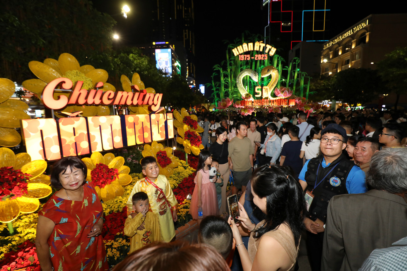 Năm nay, đường hoa Nguyễn Huệ bước sang tuổi 22, được xem như biểu trưng văn hóa ngày Tết ở TPHCM.