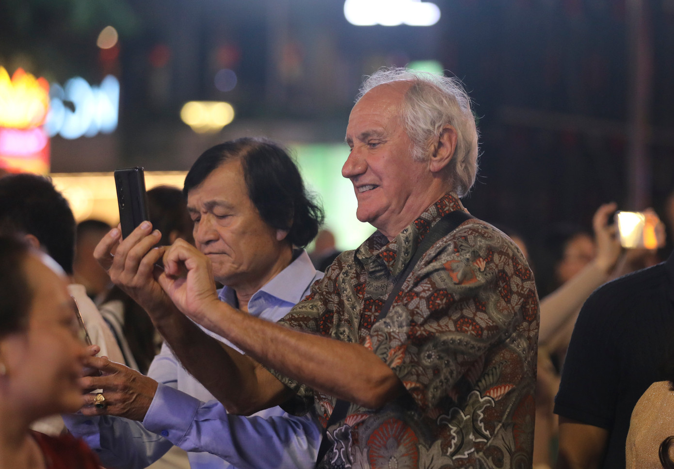 Nhiều du khách nước ngoài cũng bị hấp dẫn bởi sự đặc sắc của đường hoa năm nay.