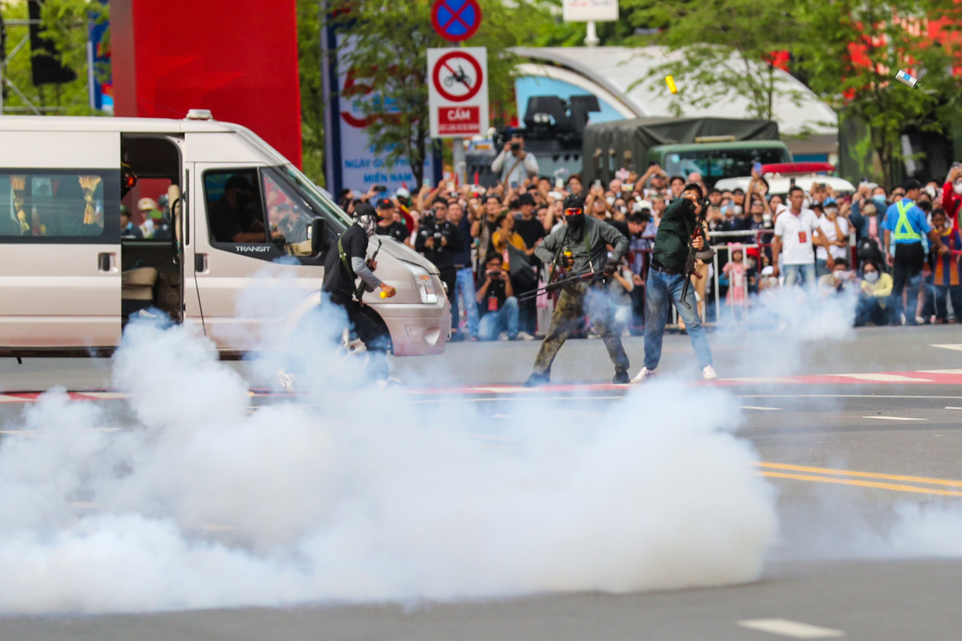 Các đối tượng khủng bố tiếp cận khu vực mục tiêu, sử dụng vũ khí tấn công đoàn xe chở nguyên thủ trong tình huống giả định diễn tập