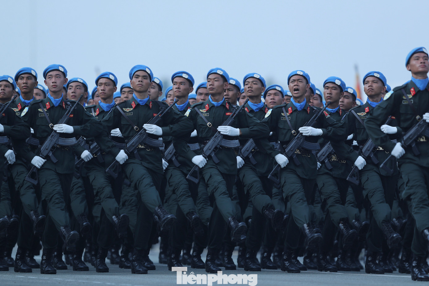 Để có được những hình ảnh đẹp, ấn tượng này, các chiến sĩ đã trải qua những ngày phơi nắng, dầm mưa tập luyện. Tất cả cùng nỗ lực để những bước chân, ánh mắt, đánh mặt sẽ được thế giới biết đến.