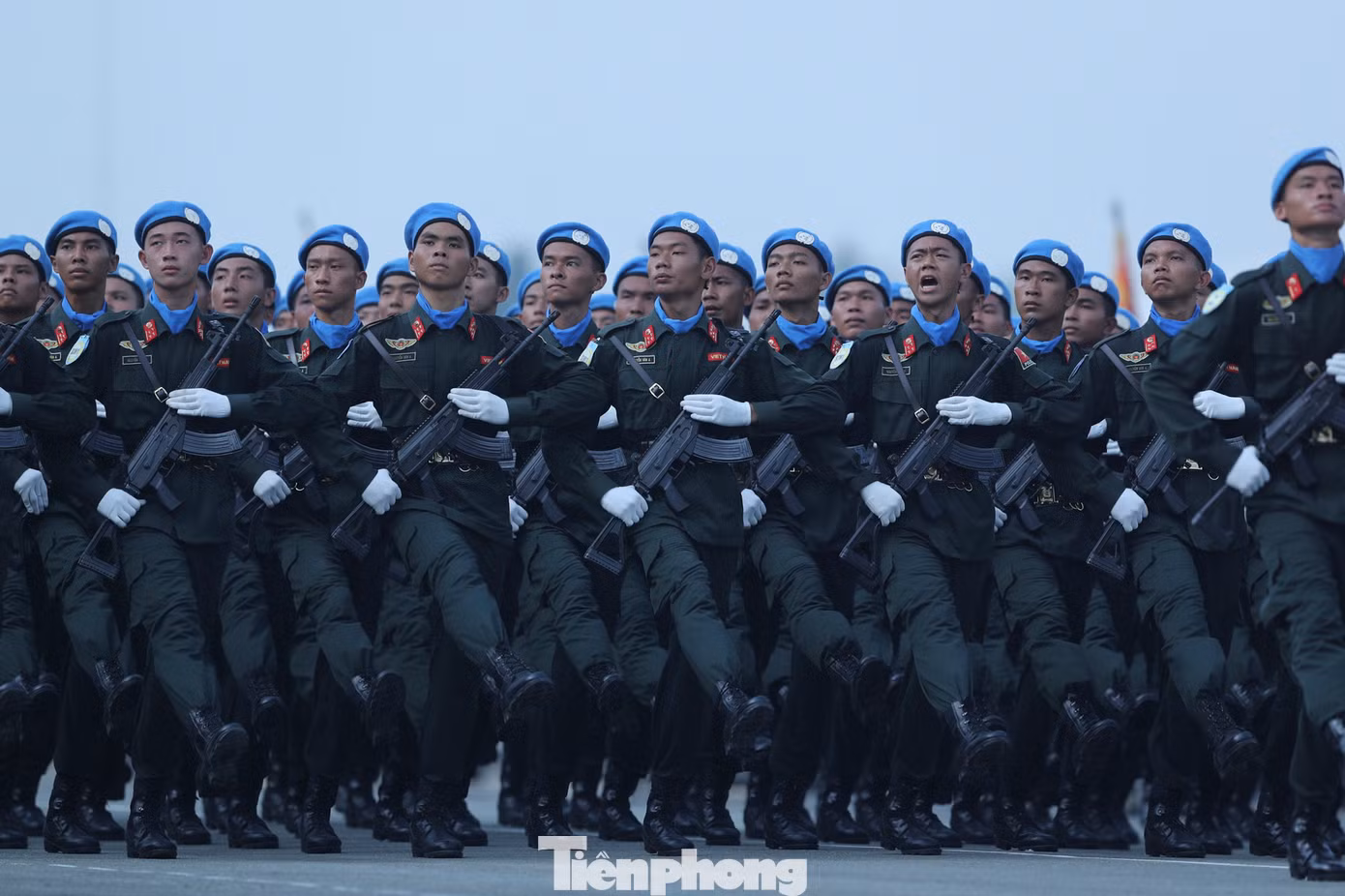 Để có được những hình ảnh đẹp, ấn tượng này, các chiến sĩ đã trải qua những ngày phơi nắng, dầm mưa tập luyện. Tất cả cùng nỗ lực để những bước chân, ánh mắt, đánh mặt sẽ được thế giới biết đến.