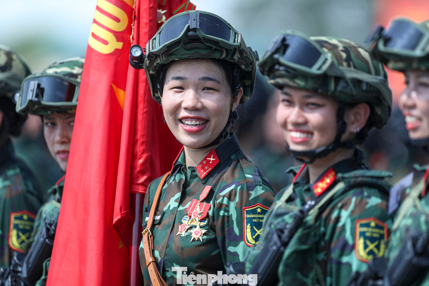 Tiết trời nắng nóng không ngăn được quyết tâm của các nữ chiến sĩ.