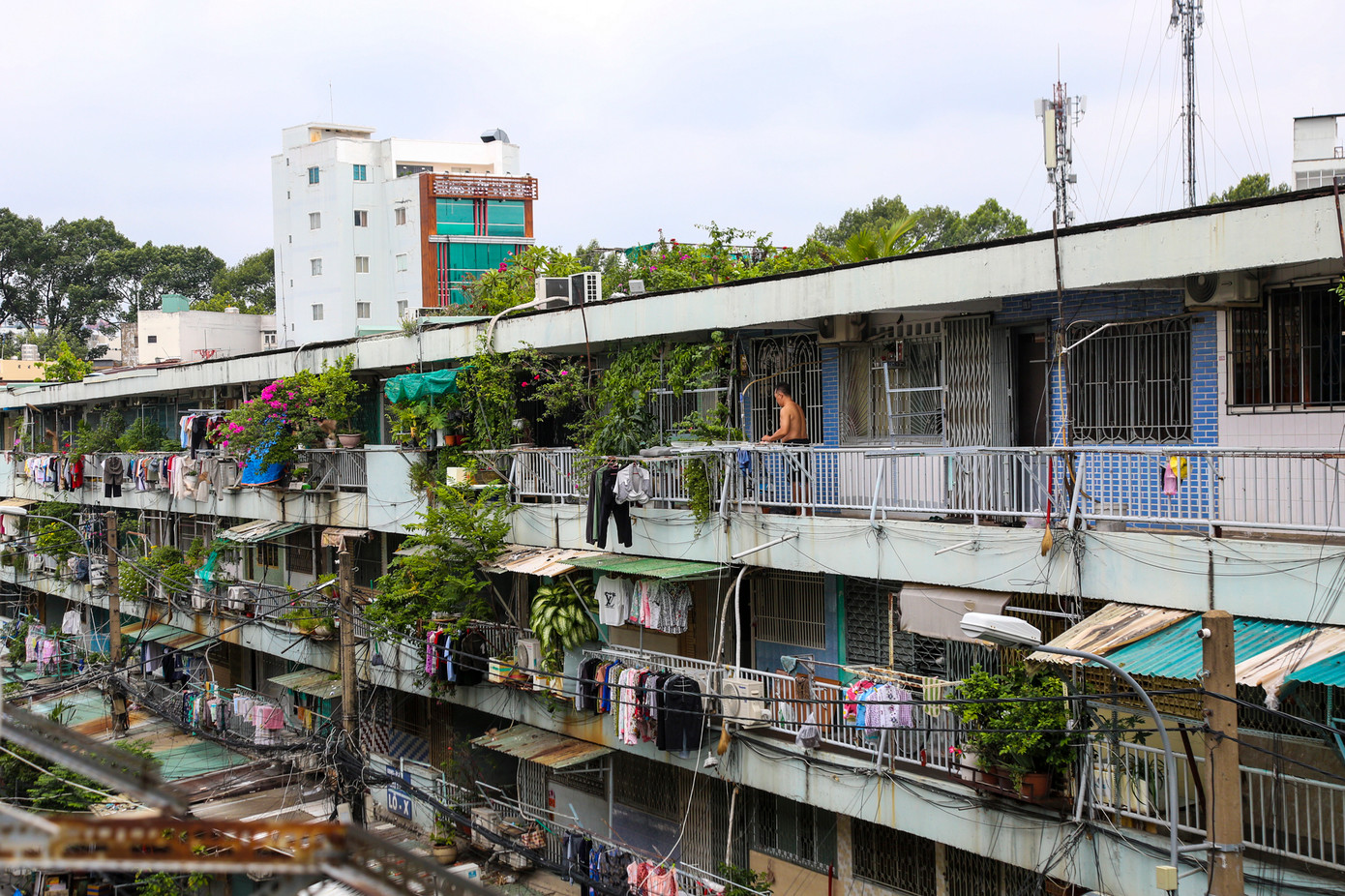 Ngoài việc gây mất mỹ quan đô thị, các "chuồng cọp" còn cản trở công tác cứu hộ, cứu nạn khi xảy ra hỏa hoạn.