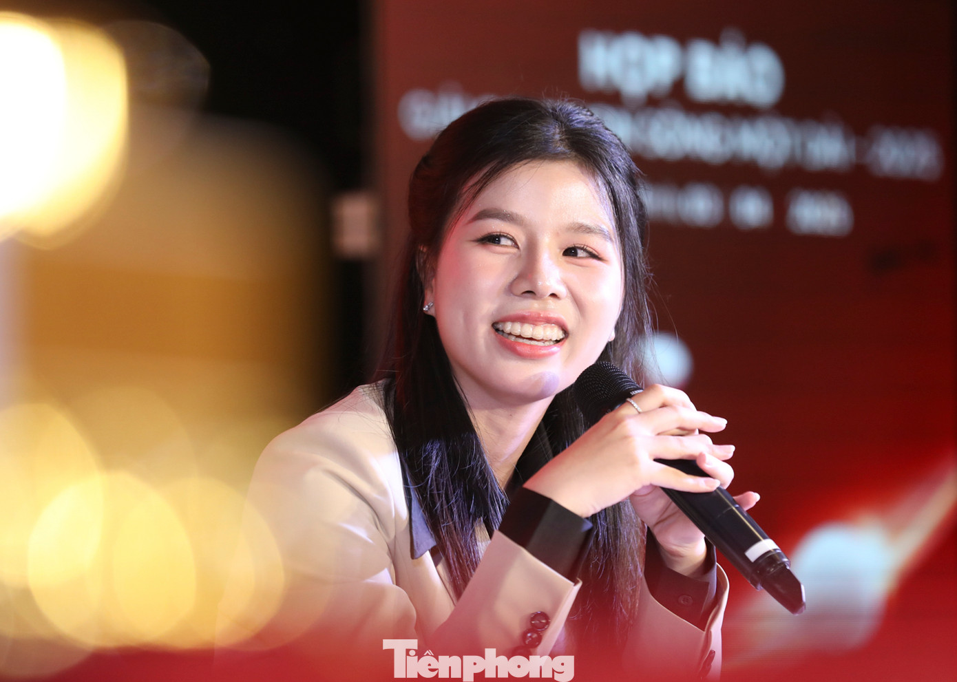 Từng thành viên trong Ban tổ chức lần lượt giải đáp những thắc mắc của các nhà báo. Phát biểu kết thúc họp báo, nhà báo Phùng Công Sưởng - Tổng Biên tập báo Tiền Phong, Trưởng Ban tổ chức Giải Tiền Phong Golf Championship - Non sông một dải, nói: &quot;Chúng tôi mong tiếp tục nhận được sự chia sẻ của quý vị lãnh đạo các cơ quan, ban, ngành Trung ương và TPHCM; đồng thời cũng mong nhận được sự hỗ trợ, truyền thông của các cơ quan báo chí. Chúng tôi cũng mong muốn nhận được sự đồng hành quý báu của doanh nghiệp, nhà tài trợ để giải đấu có thêm điều kiện tổ chức thành công và thực hiện được những nghĩa cử cao đẹp&quot;.