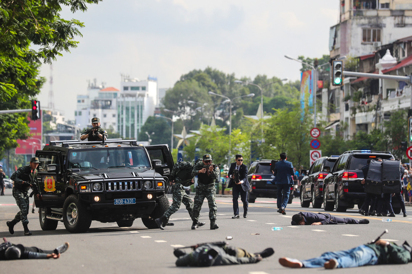 Lực lượng cảnh vệ cùng xe đặc chủng thực hiện phương án cơ động bảo vệ nguyên thủ theo kế hoạch.