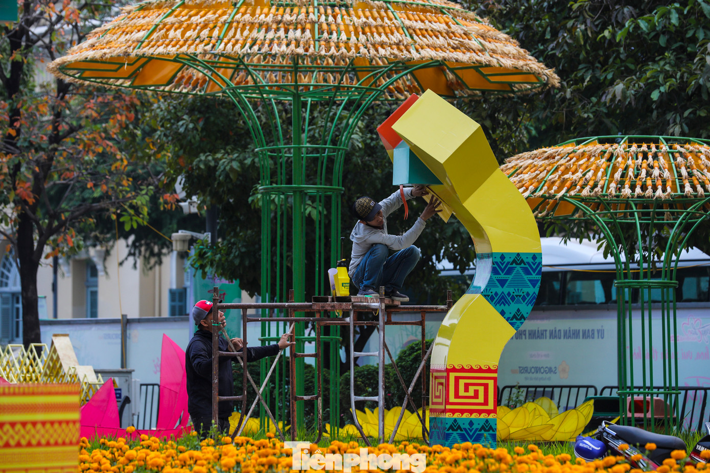 Trên công trường đặc biệt này, các kíp thợ tất bật thi công, nỗ lực hoàn thành sớm công việc để kịp tiến độ bàn giao, đảm bảo an toàn.