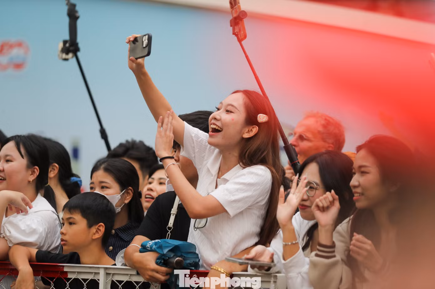Hàng trăm người dân háo hức, tập trung hai bên đường Lê Lợi để xem tận mắt hình ảnh tổng duyệt và chụp hình với lực lượng CSGT. Ảnh: Duy Anh.