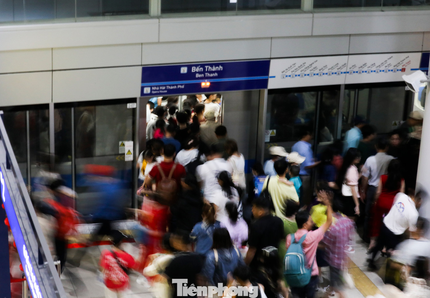 Theo ghi nhận của Tiền Phong, phần lớn hành khách đến từ các tỉnh, thành lân cận TPHCM. Họ tranh thủ dịp Tết để trải nghiệm tuyến metro này.