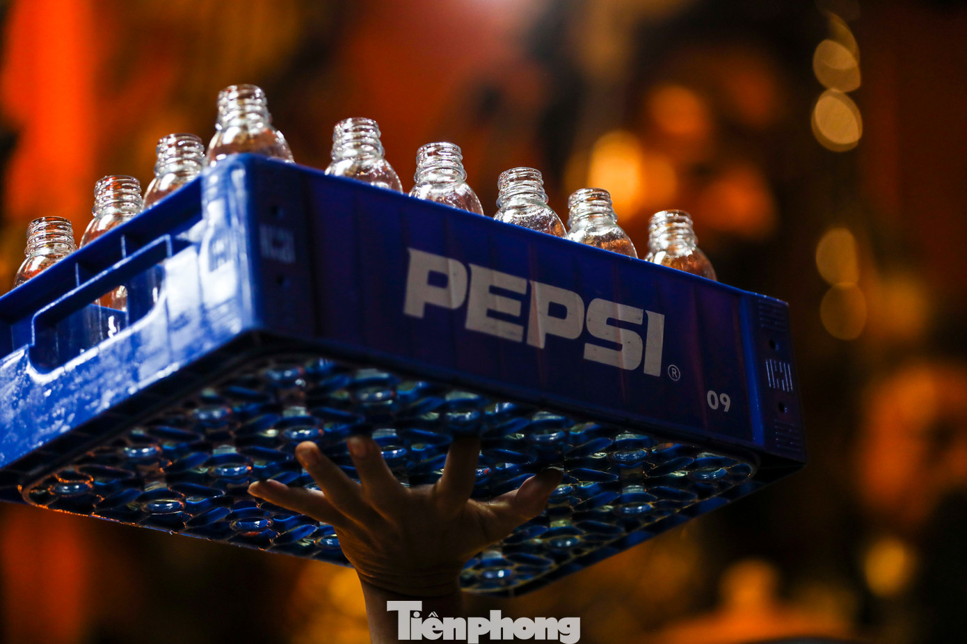 Dầu được rót sẵn trong chai nhựa, người đến hành hương có thể mua một chai dầu sau đó rót vào trong các bát đèn dầu ở trước điện, kèm theo lời khấn nguyện mong cầu sức khoẻ, công ăn việc làm suôn sẻ, đắc tài đắc lộc.