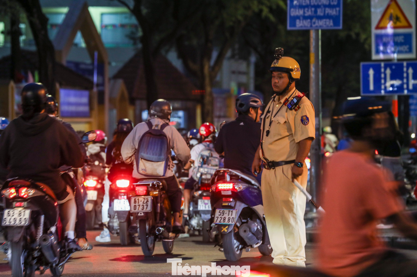 Lực lượng chức năng có mặt tại các điểm nóng để điều phối giao thông tránh ùn tắc kéo dài. Lực lượng chức năng có mặt tại các điểm nóng để điều phối giao thông tránh ùn tắc kéo dài.