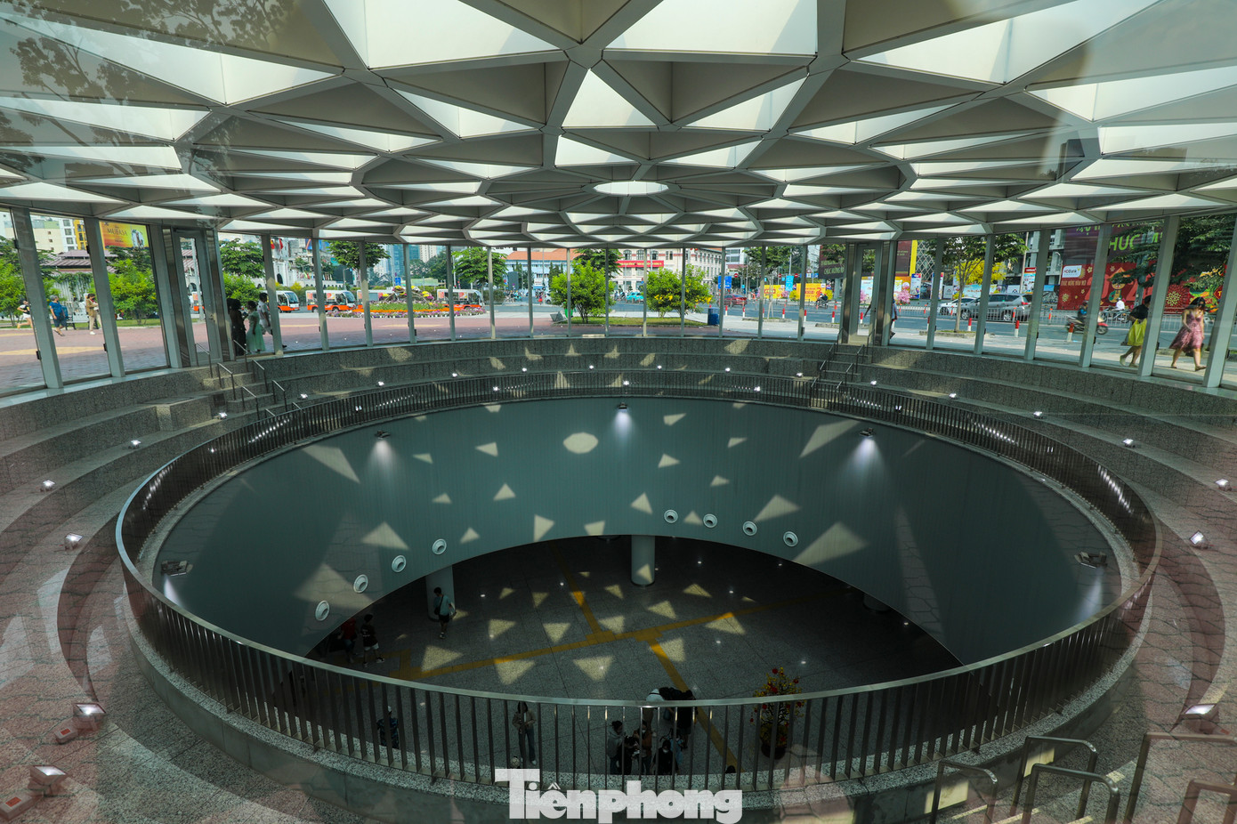 Mùng 3 Tết, Metro số 1 đã vận hành 156 chuyến để phục vụ lượng khách tăng cao vào dịp Tết. Mùng 4 và mùng 5, tàu nâng lên 160 chuyến và đến mùng 6 (ngày 3/2), Metro số 1 sẽ trở lại hoạt động bình thường.