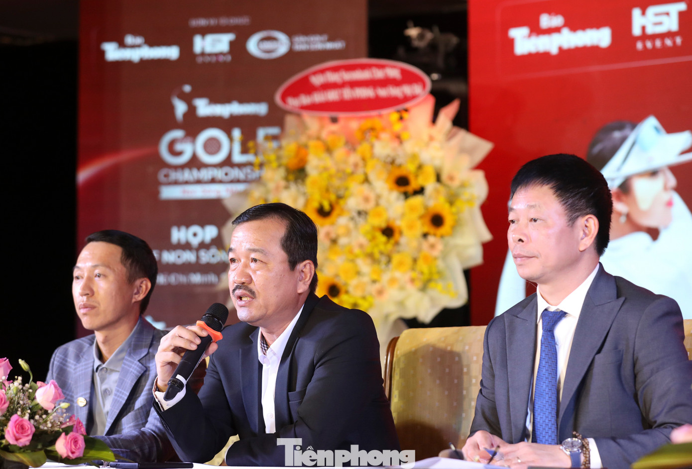 Từng thành viên trong Ban tổ chức lần lượt giải đáp những thắc mắc của các nhà báo. Phát biểu kết thúc họp báo, nhà báo Phùng Công Sưởng - Tổng Biên tập báo Tiền Phong, Trưởng Ban tổ chức Giải Tiền Phong Golf Championship - Non sông một dải, nói: &quot;Chúng tôi mong tiếp tục nhận được sự chia sẻ của quý vị lãnh đạo các cơ quan, ban, ngành Trung ương và TPHCM; đồng thời cũng mong nhận được sự hỗ trợ, truyền thông của các cơ quan báo chí. Chúng tôi cũng mong muốn nhận được sự đồng hành quý báu của doanh nghiệp, nhà tài trợ để giải đấu có thêm điều kiện tổ chức thành công và thực hiện được những nghĩa cử cao đẹp&quot;.