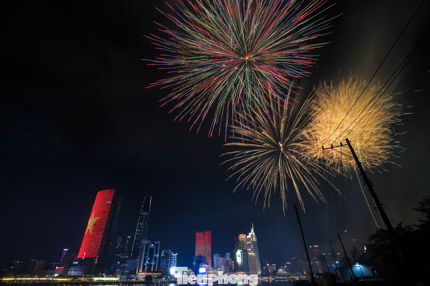 Đúng 21h30, màn pháo hoa rực sáng trên bầu trời TPHCM, thỏa mãn sự chờ đợi của hàng nghìn người dân thành phố.