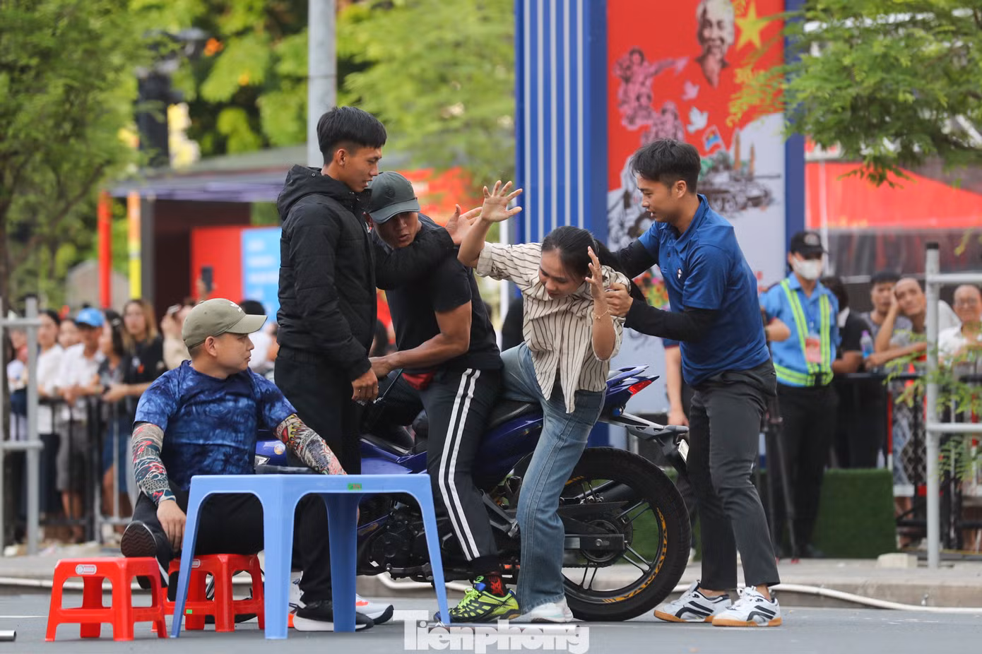 Lực lượng Cảnh sát đặc nhiệm biểu diễn tình huống tấn công tội phạm. Ảnh: Duy Anh.
